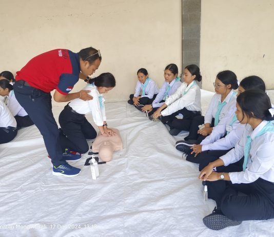 Pelatihan Bantuan Hidup Dasar pada Diklatsar KSR PMI Unit STIKes Bina Usada Bali